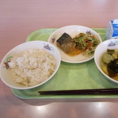 麦ごはん、お野菜つみれ汁、さばのみそゆず煮、ゆかり和えの画像
