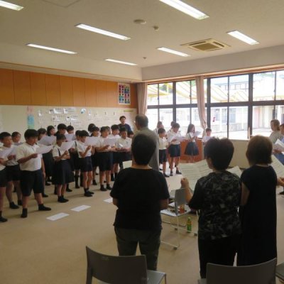 合唱団のみなさんと一緒に歌う5年生