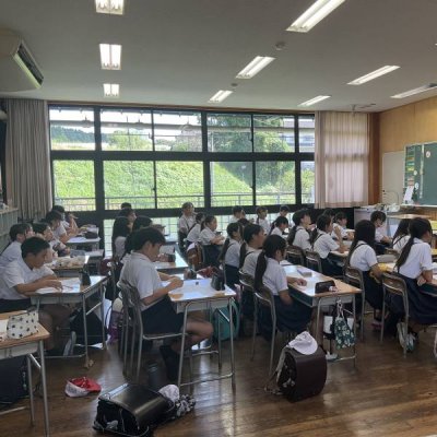 60運動講演会をリモートで聞く5年生の様子