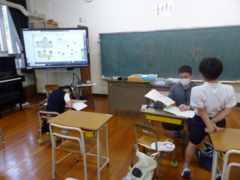 算数の学習をしている児童の画像