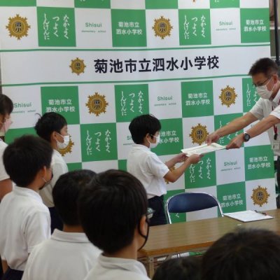 表彰状を受け取る児童の画像