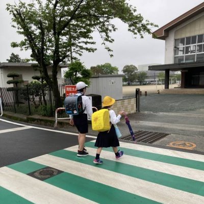 横断歩道を渡る児童たちの画像