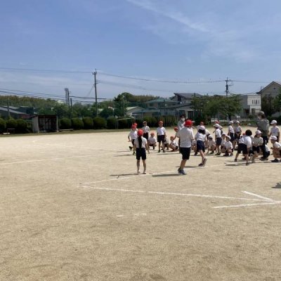体育学習に汗を流している児童の画像