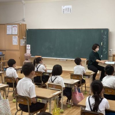 熱心に聞き入る児童たちの画像