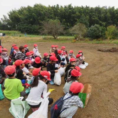 地域の方の説明を聞いている児童の画像