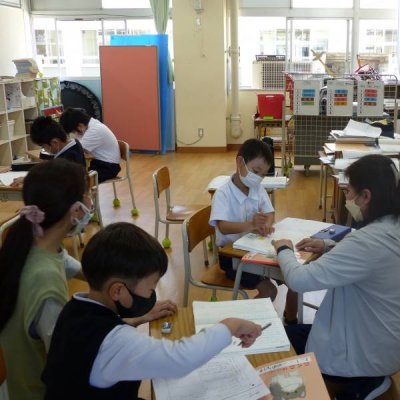 国語を学習している児童の画像