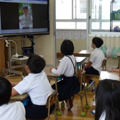自己紹介ムービーを見ている児童の画像