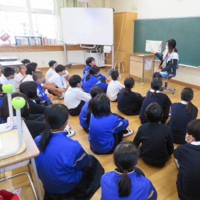 教室で読み聞かせを聞いている児童の画像