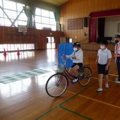 自転車の乗り方を学ぶ児童の画像