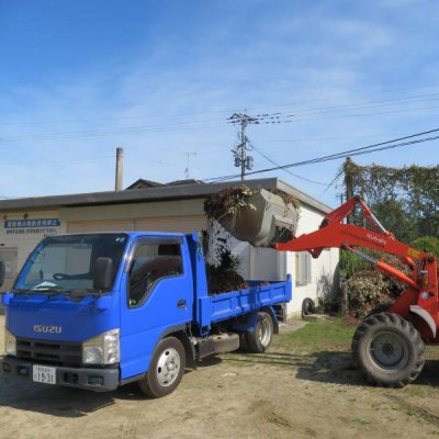 トラックの荷台へ