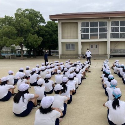 先生のお話を聞いている児童の画像