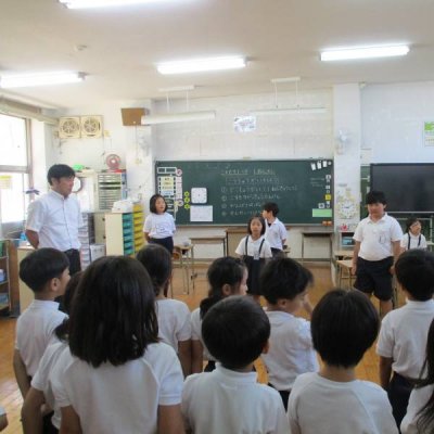 ６月５日（水）　コスモス1組と１年生が交流会を行いました。コスモス１組の子供たちのこと、１年生のことをお互いに知り、仲良くなってほしいという願いを込めています。自己紹介したり、コスモス学級探検をしたりして、楽しいひと時を過ごしました。これからは子供たち同士での交流が深まるといいですね。
