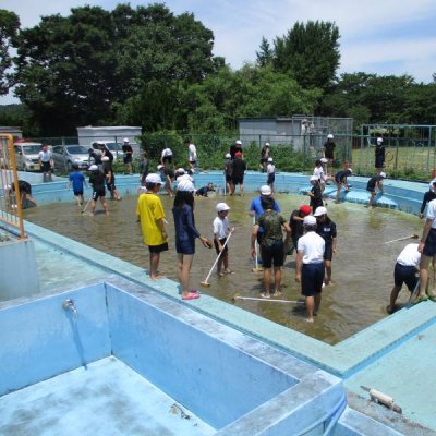 ６月５日（水）はお天気に恵まれ、予定通りプール掃除ができました。学年ごとに役割を与えられた子供たちは、一生懸命に掃除を頑張っていました。