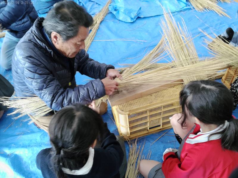 区長さんとしめ縄を作る