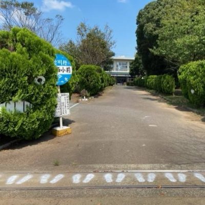 校門に記された足型の画像