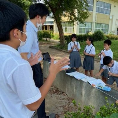青空の下でリコーダーの練習をしている1枚目の画像