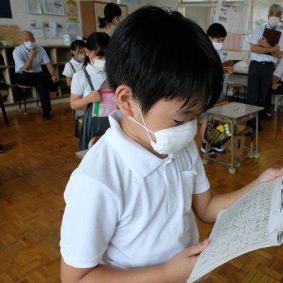 一生懸命に音読をしている画像