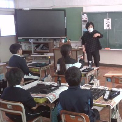 安武先生に習字を教えてもらっている3年生①