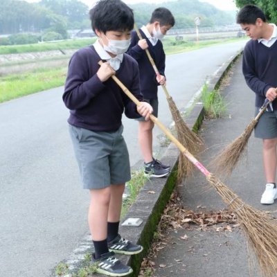 掃き掃除をしてくれている6年生の画像