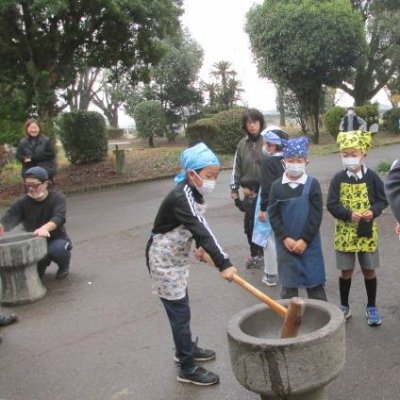 低学年がもちをついている。
