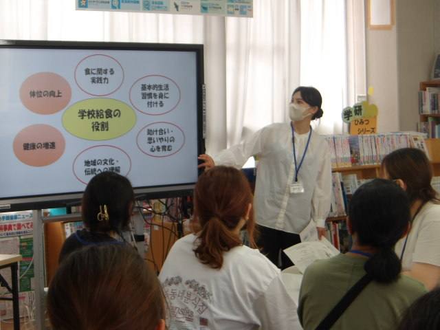 栄養教諭が話している様子