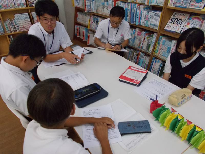 児童と教師が話し合う様子