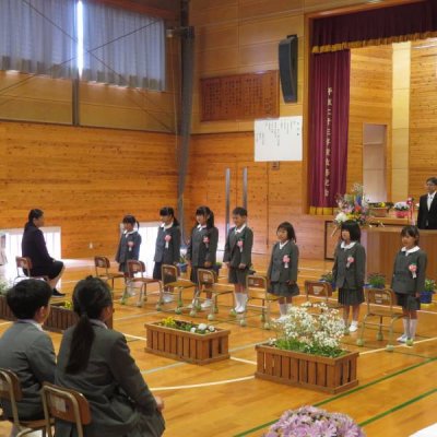 令和6年度の入学式は、芳野副市長様、区長様をはじめ来賓の方１７名の出席をいただき、５年生、６年生の児童、職員で行いました。