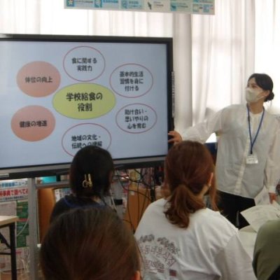 栄養教諭が話している様子