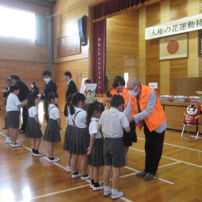 山鹿市立菊鹿小学校から種子の伝達を受ける